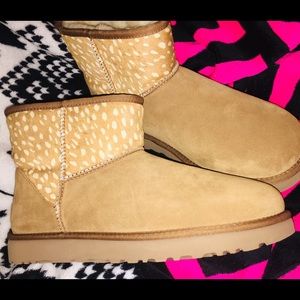New caramel tan classic mini uggs size 11